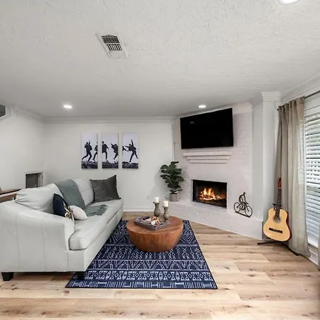Walkable Montrose Gem Musical Retreat By Downtown Vila